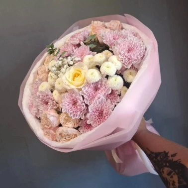 Букет «Кокетка» из кустовой пионовидной розы, кустовой хризантемы, пионовидной розы канделайт (13 шт)
