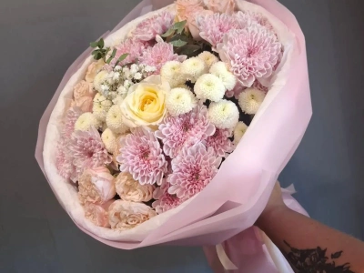 Букет «Кокетка» из кустовой пионовидной розы, кустовой хризантемы, пионовидной розы канделайт (13 шт)